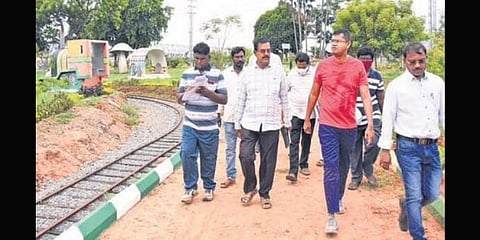 VMC chief Swapnil Dinakar Pundkar inspects Rajiv Gandhi Park | Express