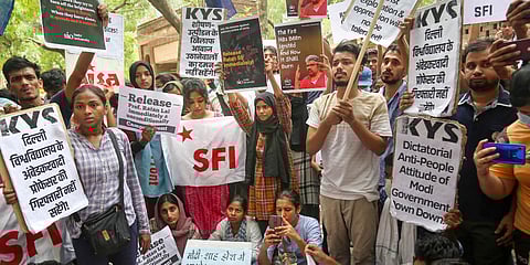 Delhi University students stage a protest demanding the release of professor Ratan Lal who was arrested for his objectionable social media post in New Delhi. (Photo| PTI)