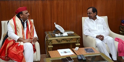 Samajwadi Party chief Akhilesh Yadav (L) and Telangana CM K Chandrasekhar Rao (Photo| Twitter)