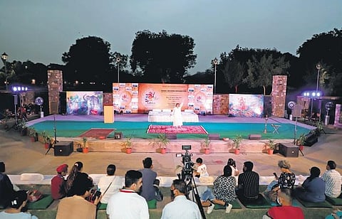 Patrons enjoying a performance by Sanchi Peswani