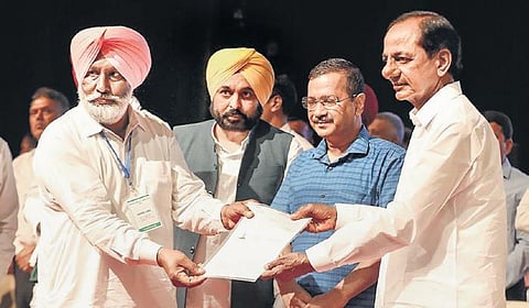 KCR and Arvind Kejriwal with a kin of farmer in Chandigarh on Sunday I PTI