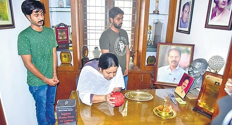 Uma Thomas is flanked by her sons Vivek and Vishnu. (Photo| EPS)