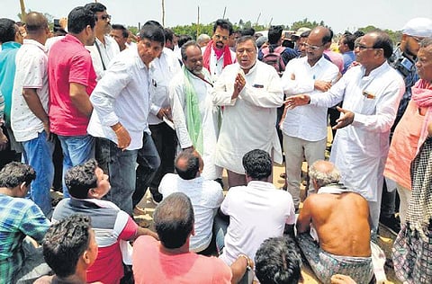 Members of the delegation requesting villagers to allow them enter Dhinkia. (Photo | EPS)