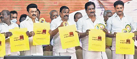 CM MK Stalin creates awareness with yellow cloth bags at the annual conference of Tamil Nadu Vanigar Sangangalin Peramaippu in Tiruchy | MK Ashok Kumar