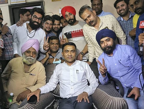 Goa Chief Minister Pramod Sawant meets BJP leader Tajender Bagga at his residence at Janakpuri in New Delhi, Saturday, May 7, 2022. (Photo | PTI)