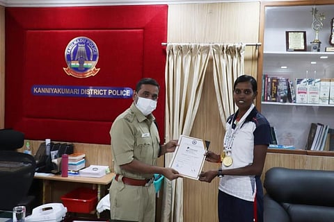 Kanniyakumari district SP Hari Kiran Prasad felicitating Head Constable Krishna Rekha. ( Photo | EPS)