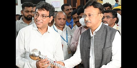 Former BBMP Chief Commissioner Gaurav Gupta (right) hands over charge to Tushar Girinath in Bengaluru. (Photo | Nagaraja Gadekal, EPS)