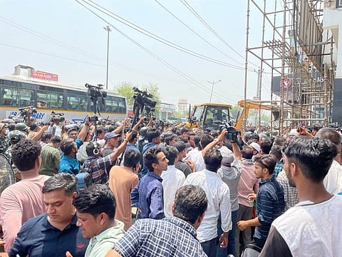 Protesters raised slogans against the BJP-ruled SDMC as well as the central government and demanded to stop the action. (Photo | EPS)