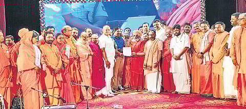 Pontiffs of various mutts submit a memorandum addressed to the CM to Bidar DC Govind Reddy in Basavakalyan