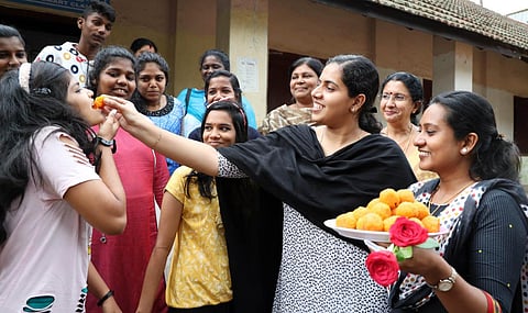 Thiruvananthapuram City Corporation Mayor Arya Rajendran on June 15, 2022, distributing sweets to the students at Sree Chithra Home who excelled in the SSLC (Class 10) exam. (Photo | BP Deepu)