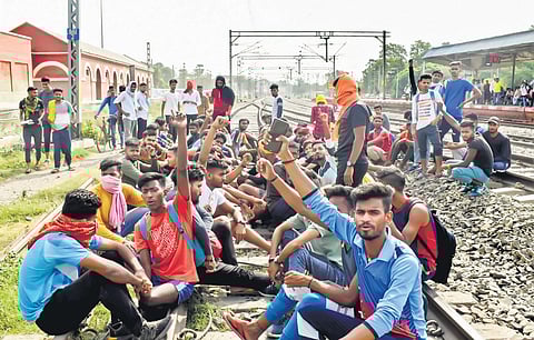 Job aspirants protest against the Agnipath scheme in Bihar’s Buxar | PTI
