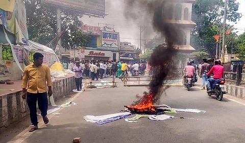 Protestors stage a demonstration against 'Agnipath' scheme, at Chapra in Saran, Thursday, June 16, 2022. (Photo | PTI)