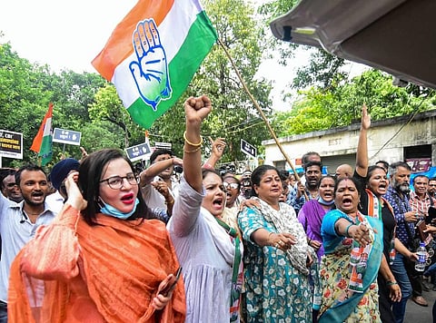 Mumbai Congress workers stage a protest outside Maharashtra Raj Bhavan against summoning of party leader Rahul Gandhi by the Enforcement Directorate. (Photo | PTI)
