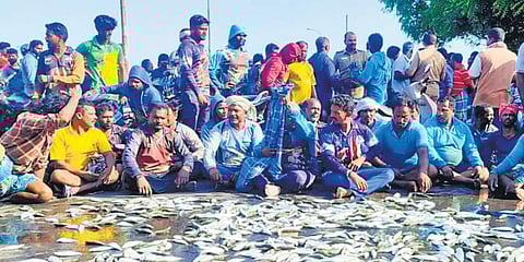 Fisherfolk from Melapattinacherri protesting near Nagore. (Photo| EPS)