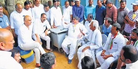 Finance Minister Harish Rao interacts with the representatives of the Gouravelli project oustees.