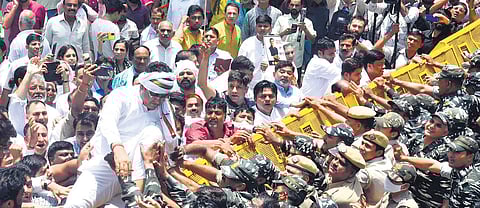 Congress workers protest against Delhi Police for beating up leaders at party HQ | Shekhar Yadav