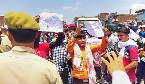 Army Aspirants hold a strong protest demonstration against the new recruitment policy 'Agnipath' at Chadwal on the Jammu-Pathankot highway. (Photo | PTI)