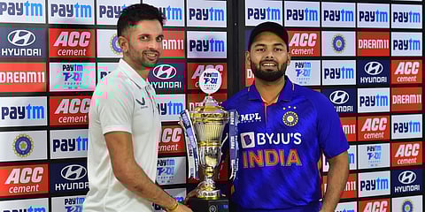 Indian captain Rishabh Pant and South Africa captain Keshav Maharaj share the trophy after the 5th T20 match was washed out due to rain, at M Chinnaswamy Stadium in Bengaluru. (Photo| PTI)