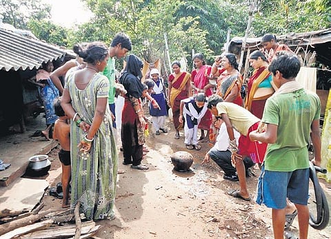 Door-to-door surveillance and source reduction drive carried out in a slum | Express