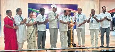 Former CM M Veerappa Moily and other leaders inaugurate the Nava Sankalpa Shibira at Amrith Garden Hall in Puttur on Friday