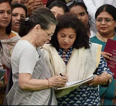 Sobha Oza with Sonia Gandhi. (Photo | Twitter)