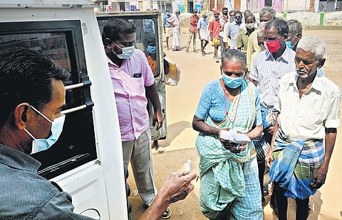 Volunteers of the Arutperumjothi Trust distributing food packets to people near Brihadeeswara Temple in Thanjavur | Express