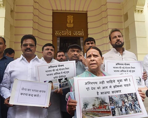 Senior RJD leader Rabri Devi with party legislators stages a protest against the Centre's 'Agnipath' scheme in Bihar Assembly. (Photo | PTI)