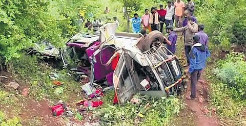A crane was deployed to pull out the wreckage from the canal. (Photo Express)