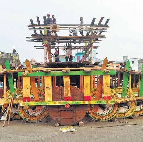 Carpenters engaged in chariot construction at Tulasi Khetra in Kendrapara| Express