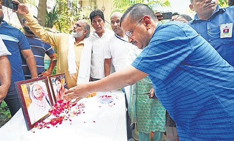 CM Arvind Kejriwal pays respect to the victims of Amarnath flash floods. (Photo| Express)