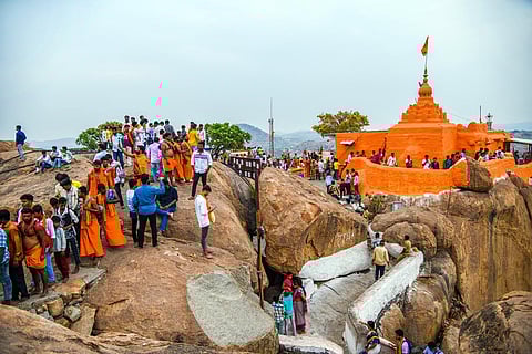Devotees throng Anjanadri Hills in Anegundi of Koppal. (Photo | Prakash Kandakoor)