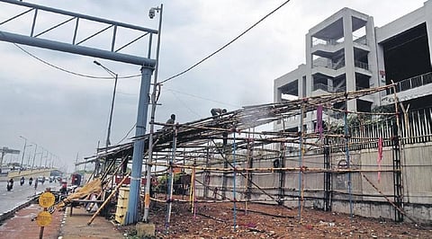 A makeshift restroom for the devotees being erected for Kanwar Yatra devotees at Ghazipur on Tuesday | Parveen Negi