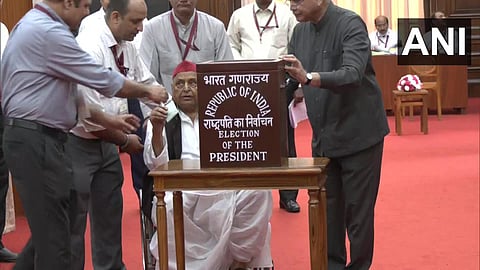 Samajwadi Party's Mulayam Singh Yadav casts his vote on Monday. (Photo | ANI Twitter)