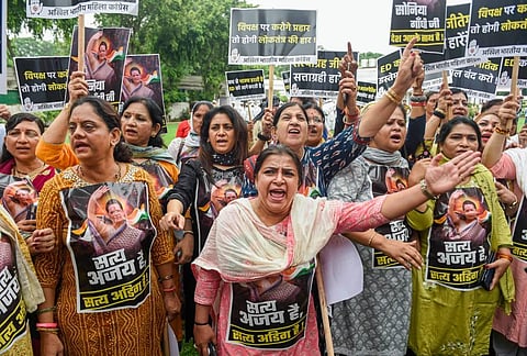 Congress Mahila Morcha members shout slogans as they gather at the AICC headquarters to express their solidarity with the party President Sonia Gandhi is appearing before the ED. (Photo | PTI)