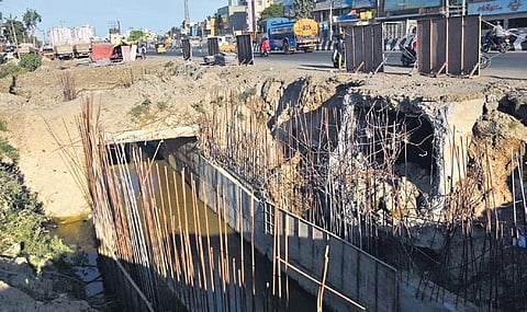 The construction of a stormwater drain on the Thoraipakkam- Pallavaram Radial Road is under way | ashwin prasath