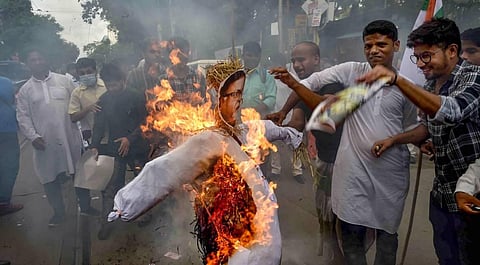 Members of Chhatra Parishad burn an effigy during their protest against West Bengal Minister Partha Chatterjee after he was arrested by ED officials. (Photo | PTI)
