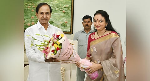 Newly-appointed Chairperson of Telangana Sangeetha Nataka Akademi meets Chief Minister K Chandrasekhar Rao. (Photo | Express)