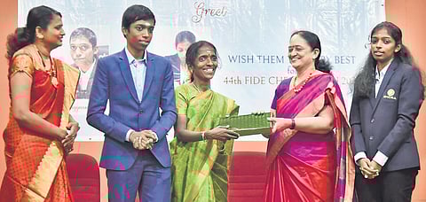 MOP Vaishnav College for Women principal Lalithaa Balakrishnan honours R Praggnanandhaa and R Vaishali’s mother R Nagalakshmi | P Jawahar