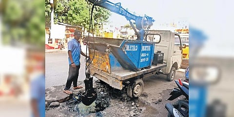 Metro water staff desilting sewage drains in Tondiarpet to prevent sewage overflows | Martin Louis