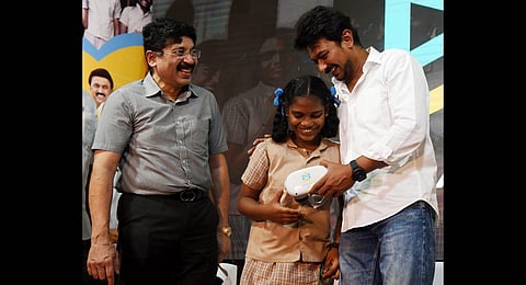 Chennai Central MP Dayanidhi Maran and Chepauk-Triplicane MLA Udhayanidhi Stalin with students at the launch of VR labs at Lady Willingdon College. (Photo| R Satish Babu, EPS)