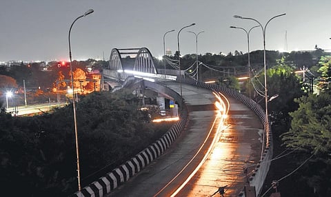 Dysfunctional lights on link bridge connecting Pallavaram railway station and Friday market. (Photo| Ashwin Prasath, EPS)