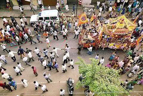 People take out a procession with the body of slain RSS activist Rudresh in Shivajinagar in Bengaluru on Tuesday. Rudresh was hacked to death by two assailants on Sunday| nagaraja gadekal