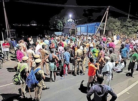 Traffic was affected for 30 minutes after fisherfolk from Melapattinacheri blocked he State Highway connecting Karaikal and Nagapattinam at midnight. (Photo| EPS)
