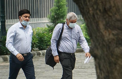 Former Mumbai Police Commissioner Sanjay Pandey (R) arrives at the office of Enforcement Directorate for questioning in connection with NSE co-location scam. (Photo | PTI)