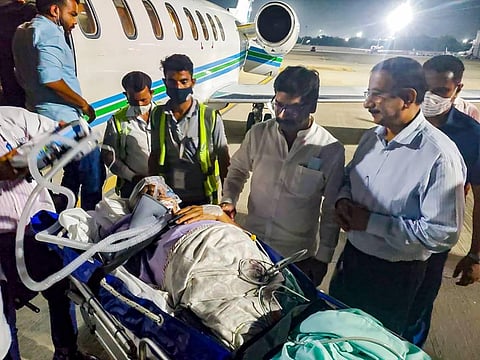 Jharkhand Chief Minister Hemant Soren meets ailing RJD leader Lalu Prasad Yadav at the Delhi airport. (Photo | PTI)