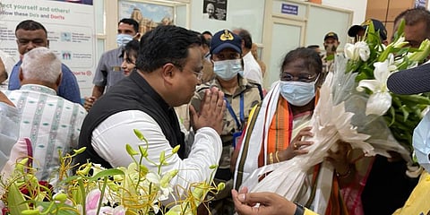 NDA Presidential candidate Droupadi Murmu being welcomed by BJD leaders at Bhubaneswar airport. (Photo| Twitter)