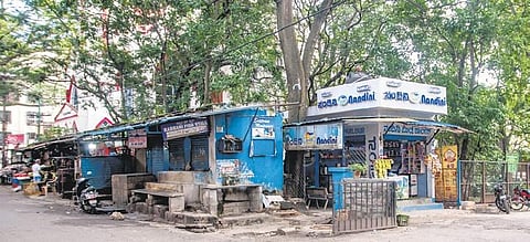Vendors who once ran shops inside Cox Market have now set shop on footpaths in and around the area | Sujith Sujan, SPECIAL ARRANGEMENT