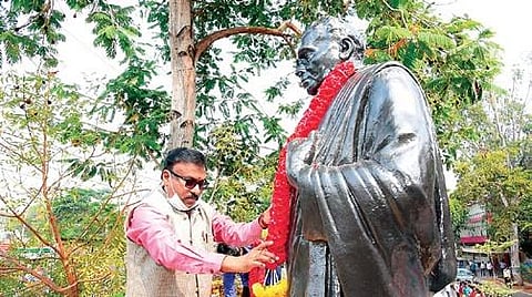 Tanguturi Prakasam Pantulu statue at the Prakasam Bhavan.