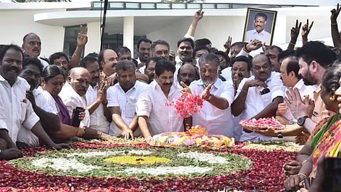 AIADMK leader O Panneerselvam pays floral tribute to former Chief Minister of Tamil Nadu, late J Jayalalithaa. (Photo | P Jawahar)