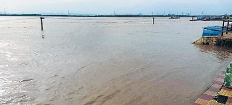 The flooded Godavari river continues to rise in Bhadrachalam